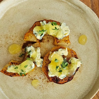 Pečené hrušky se sýrem a želé z jehličí